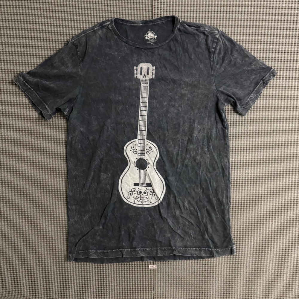 Disney Pixar Coco Guitar Mineral Wash Graphic T-Shirt Mens Small Charcoal Grey